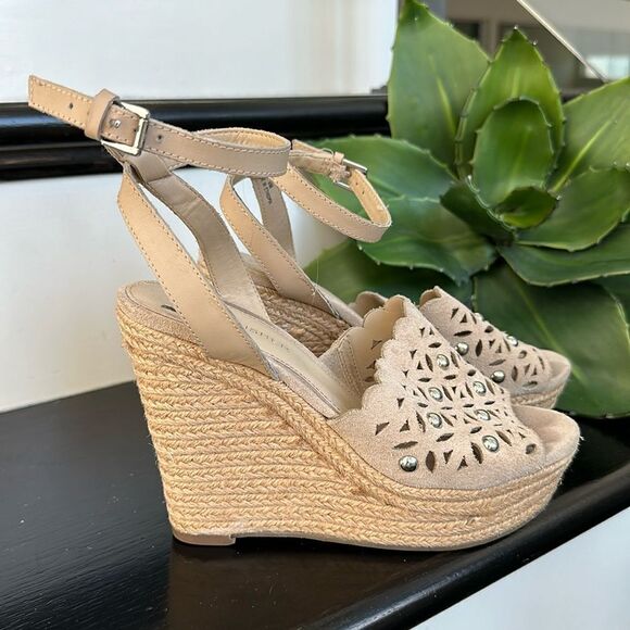 Marc Fisher tan Suede
Studded Chunky Platform Wedge 6 - Picture 1 of 6